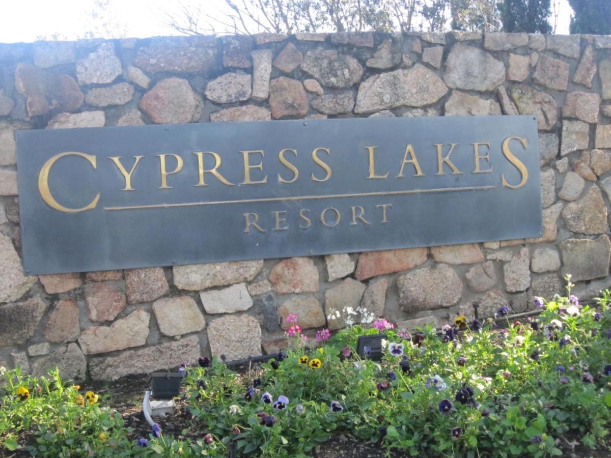 2br Heafy Located Within Cypress Lakes Pokolbin